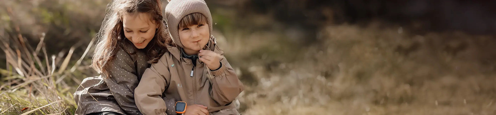 Zwei junge mit ein smartwatch für kinder mit GPS